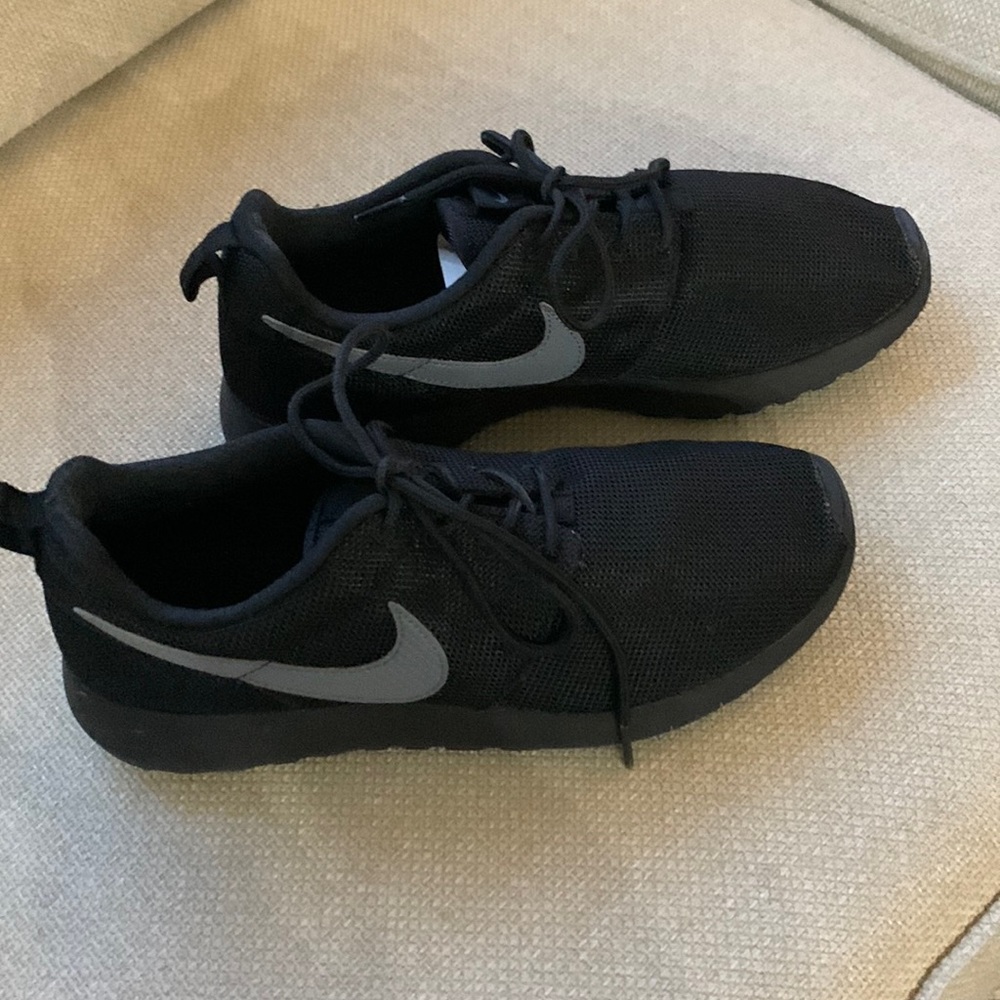 Nike Men's Roshe One Black / Ankle-High Running - Y-size 6